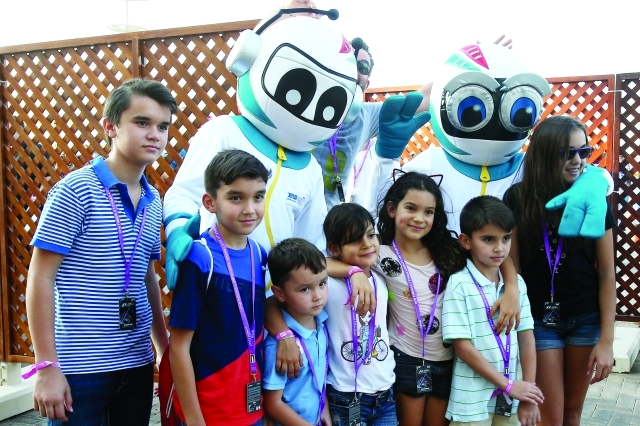 "■ أطفال يلتقطون صوراً تذكارية في واحة ياس | البيان"