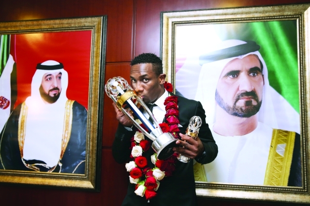 "■ أحمد خليل يحتفل بالإنجاز الآسيوي لدى وصوله إلى مطار دبي | تصوير: دينيس مالاري"