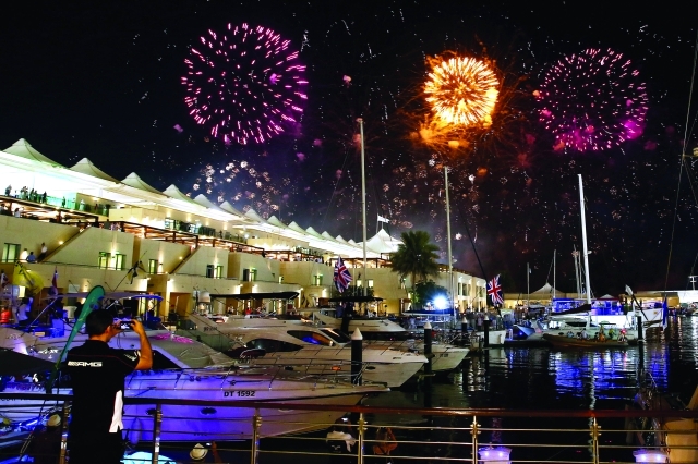 "■ ألعاب نارية ملوّنة في سماء ياس | البيان"