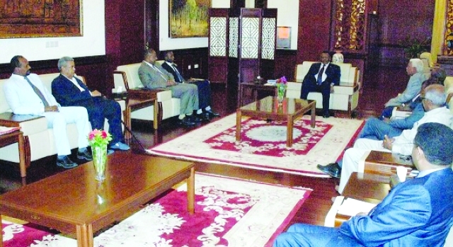 "■ جانب من اجتماع نائب رئيس السودان مع أطراف الأزمة"