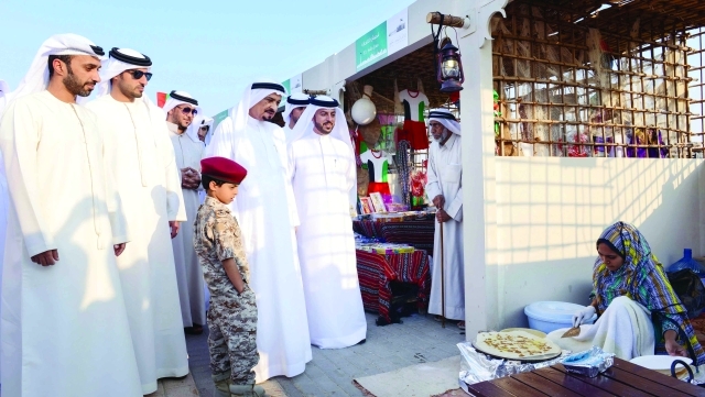 "■ حميد النعيمي أثناء جولته في السوق الشعبي"