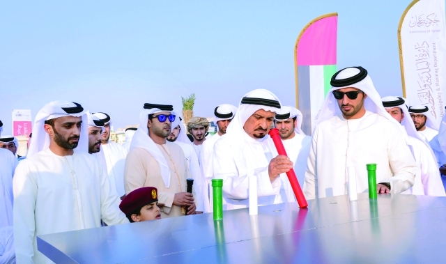 "■ حاكم عجمان خلال وضع أعمدة الأساس لساحة ونصب الشهيد وام"