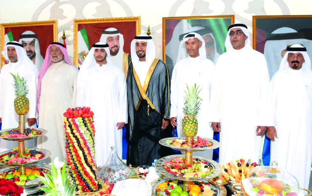 "■ مكتوم بن حمدان بن راشد يتوسط العريس وذويه خلال الحفل"