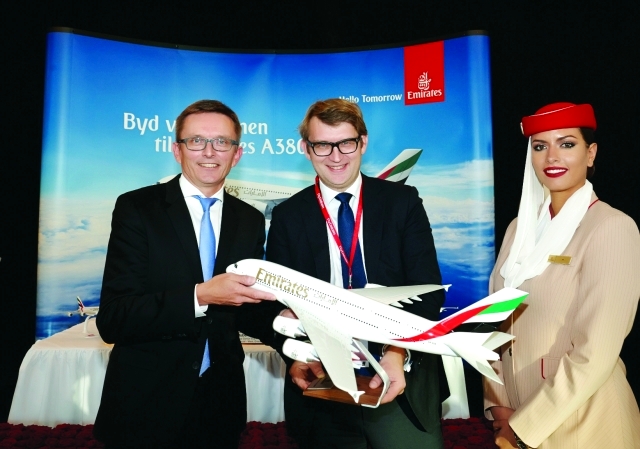 "هيوبرت فراخ يقدم إلى ترولز لاند بولز هدية نموذج لطائرة الإيرباص A380 البيان"