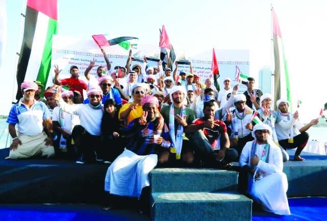 "■ تتويج الفائزين بسباق اليوم الوطني للشراع 43 قدماً"
