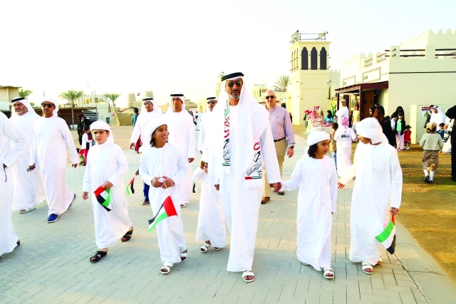 "■ سعيد بن حمدان خلال جولة في المهرجان"