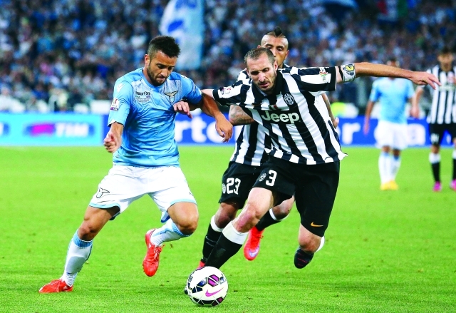 "■ صراع بين أندرسون لاعب لاتسيو وكيلليني لاعب يوفنتوس في مباراة سابقة | أرشيفية"