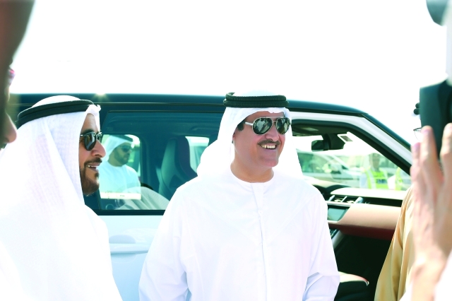 "■ سلطان بن حمدان لدى وصوله إلى مكان السباق"