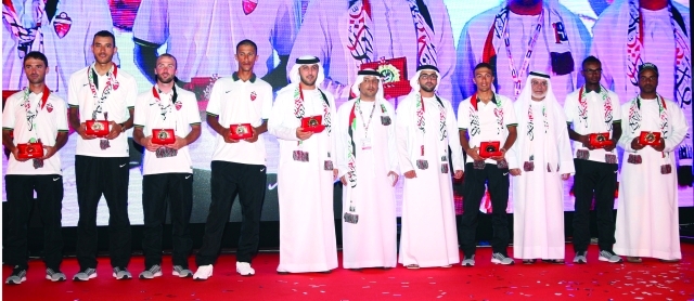 "■ فاهم القاسمي وكبار المسؤولين مع الفائزين بالمراكز الأولى | البيان"