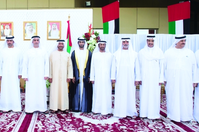 "■ سرور بن محمد وسيف وحامد بن زايد ونهيان بن مبارك وأحمد الزعابي والعريس وذووه خلال الحفل | وام"