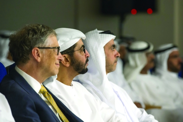 "■ حمدان وسيف بن زايد وبيل غيتس خلال الحفل"