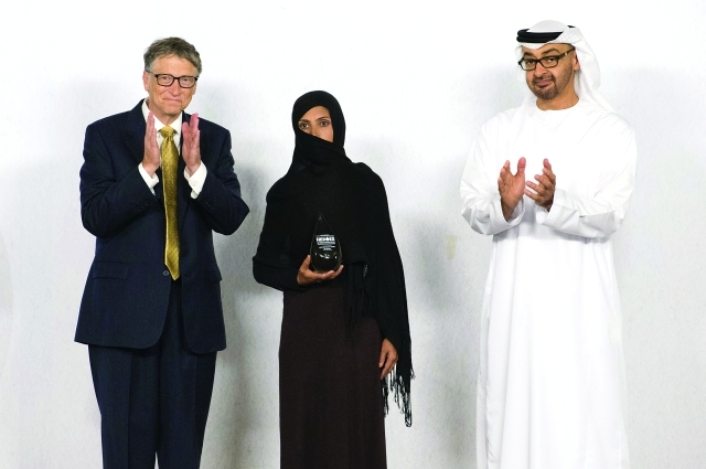 "■ ولي عهد أبوظبي بحضور بيل غيتس يسلم الجائزة إلى بيبي مليكة"