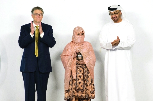 "■ وسموه يسلم الجائزة إلى فريدة"