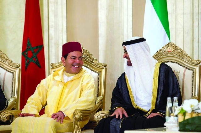 "■ محمد بن زايد يتبادل الحديث مع مولاي رشيد"