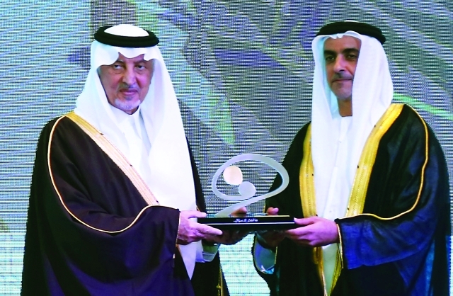 "وسموه يتسلم الجائزة من الأمير خالد الفيصل"