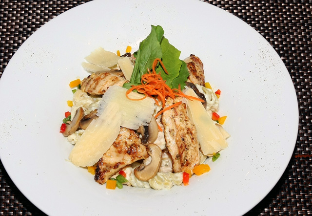 "معكرونة الدجاج والفطر"