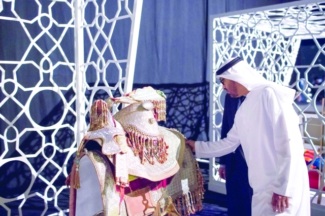 "■ .. ولي عهد أبوظبي يتابع جانباً من الصناعات التقليدية"