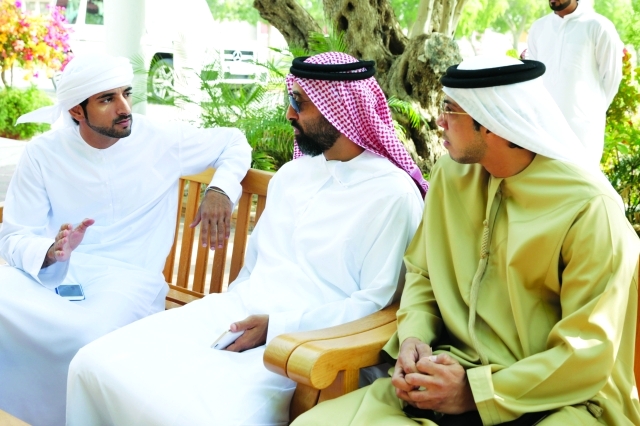 "■ حمدان بن محمد يتبادل الحديث مع طحنون ومنصور بن زايد"