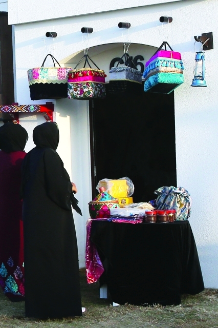 "إقبال على المنتجات التراثية في المهرجان"