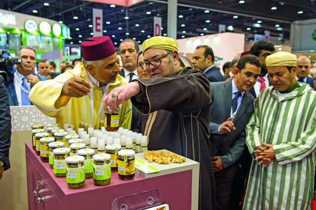 "ملك المغرب يطالع بعض المعروضات"