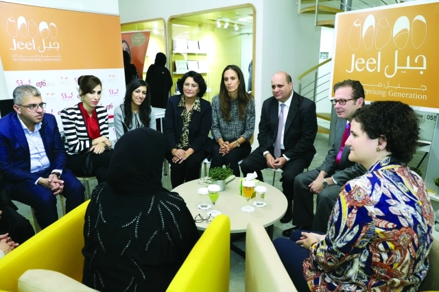 "■ قرينة حاكم الشارقة خلال لقائها إدارة مؤسسة التعليم من أجل التوظيف في سوق أنوان | البيان"