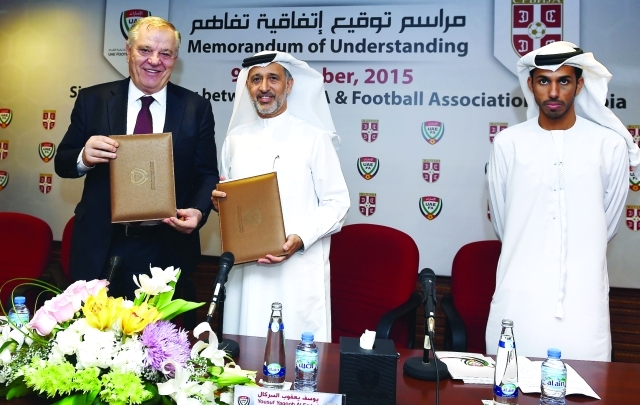 "■ يوسف السركال ورئيس الاتحاد الصربي عقب توقيع الاتفاقية | تصوير: هشام تكنيوين"