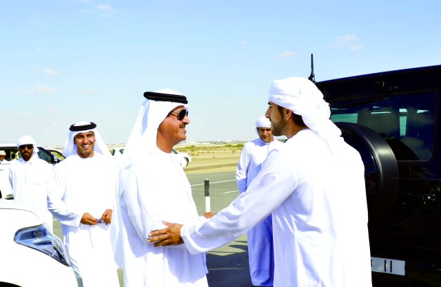"■ حمدان بن محمد يتلقى تحية سلطان بن حمدان"