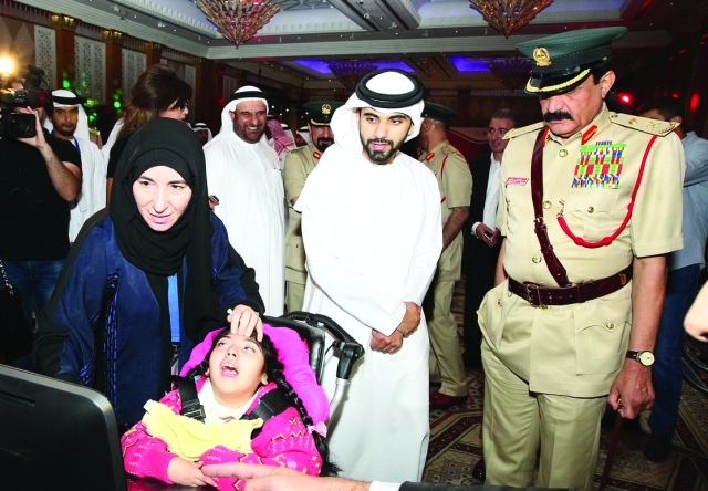 "منصور بن محمد خلال افتتاحه المعرض المصاحب للملتقى بحضور عبدالله الشيباني وخميس المزينة | من المصدر"