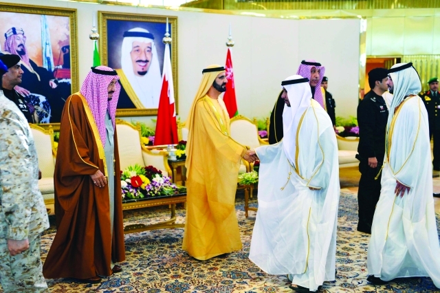 "محمد بن راشد وخادم الحرمين الشريفين خلال الاستقبال في الرياض أمس | تصوير: سيف محمد وخليفة اليوسف"