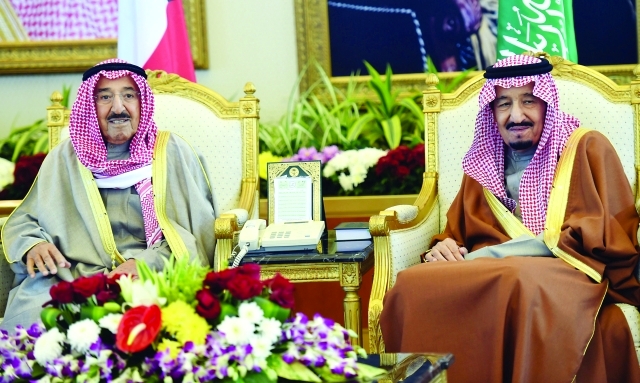 "■ سلمان بن عبدالعزيز خلال استقباله أمير الكويت | أ.ف.ب"