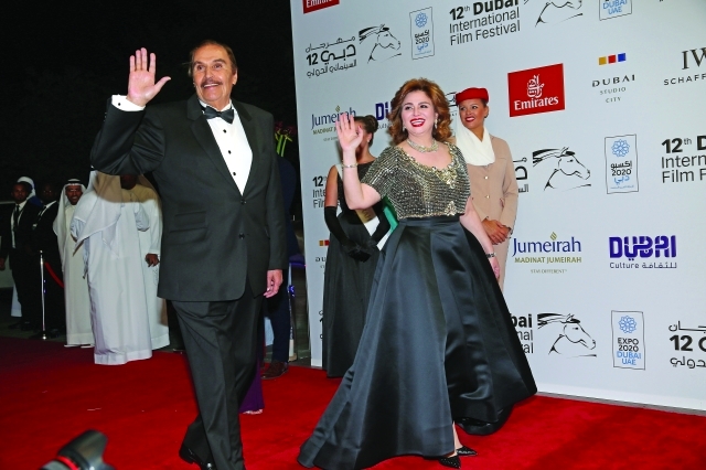 "■ إلهام شاهين تحيي جمهور المهرجان"