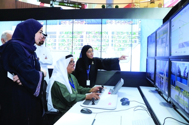 "الفريق ضاحي خلفان يقوم بتشغيل رافعة الرصيف بنظام التحكم عن بعد باستخدام آلة المحاكاة المتطورة البيان"