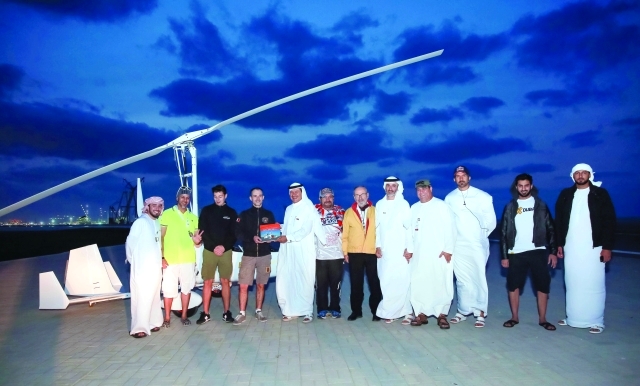 "Ⅶ المسؤولون مع نموذج الطائرة"