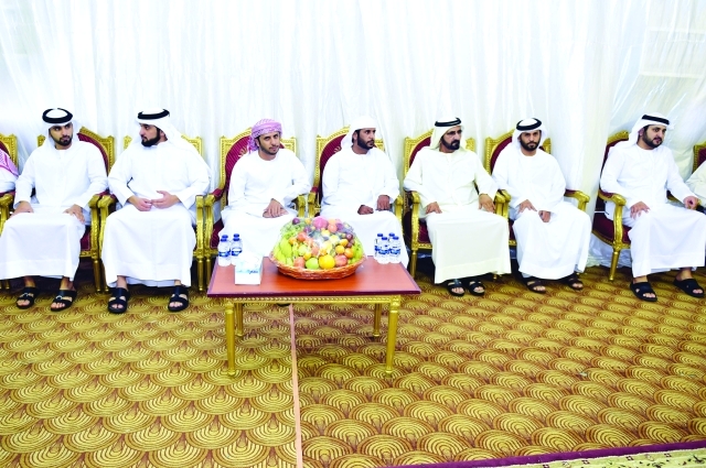 "■ محمد بن راشد خلال تقديم واجب العزاء يرافقه مكتوم وأحمد ومنصور بن محمد | تصوير: محمد هشام"