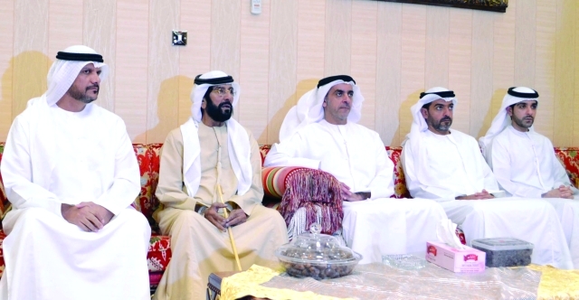 "■ طحنون بن محمد وسيف وحامد بن زايد وهزاع بن طحنون خلال تقديم واجب العزاء"