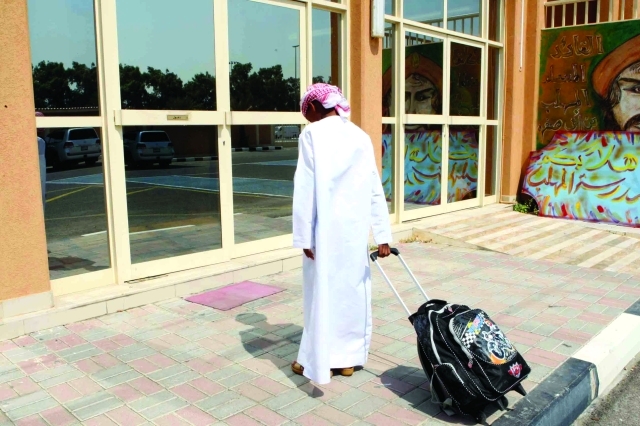 "■ الحقيبة المدرسية عبء كبير على الطالب الصغير | أرشيفية"