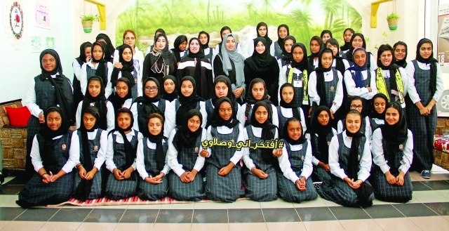 "■ شمسة آل مكتوم تتوسط طالبات وأسرة مدرسة الألفية | البيان"