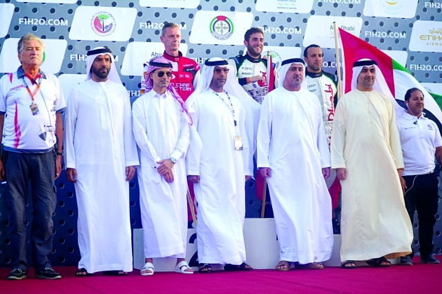 "■ سلطان بن خليفة يتوسط أسرة الزوارق خلال تتويج الفائزين | البيان"