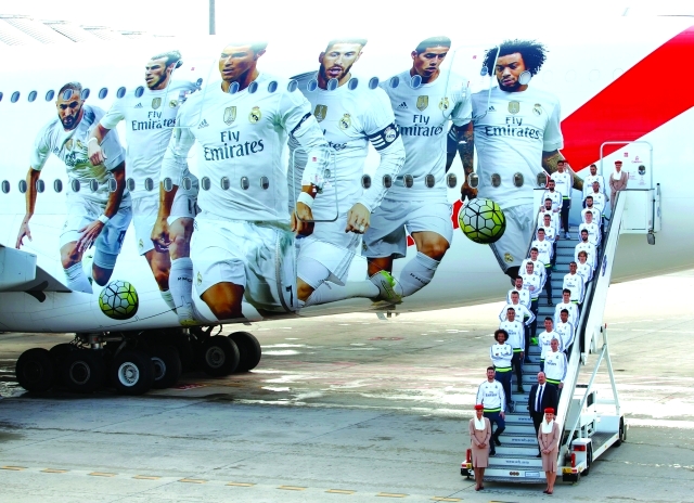 "الملصق العملاق لنجوم ريال مدريد الستة على طائرة الإمارات الإيرباص"