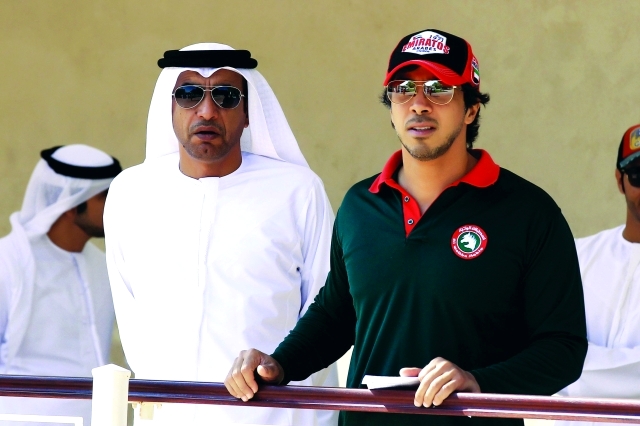 "■ منصور بن زايد خلال متابعته السباق | البيان"
