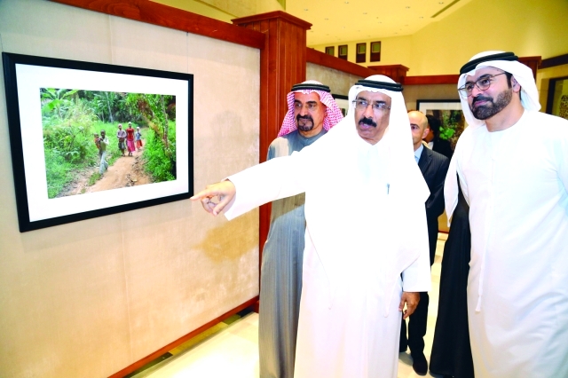 "■ القرقاوي يستمع إلى شرح عن الصور من محمد المر بحضور ضيوف المعرض | البيان"