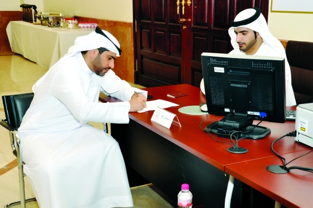 " خالد بن بطي خلال التسجيل | البيان"