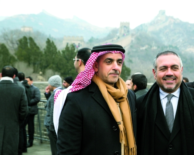 " سيف بن زايد في لقطة تذكارية أمام السور"