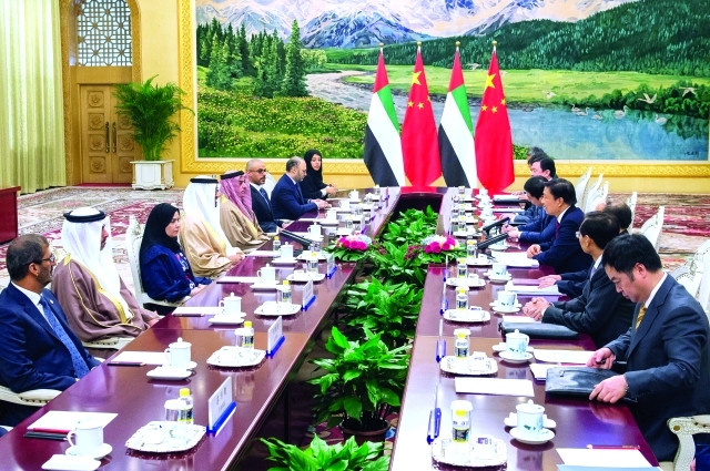 "■ محمد بن زايد خلال المباحثات مع لي يوان تشاو بحضور أمل القبيسي وسيف وحامد بن زايد وخالد بن محمد بن زايد وحسين الحمادي وأنور قرقاش وريم الهاشمي"