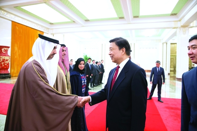 "■ نائب الرئيس الصيني مصافحاً حامد بن زايد"
