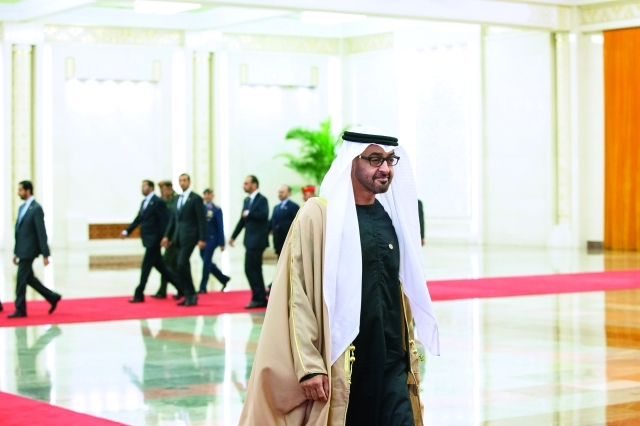"■ محمد بن زايد لدى وصوله قاعة الشعب الكبرى"