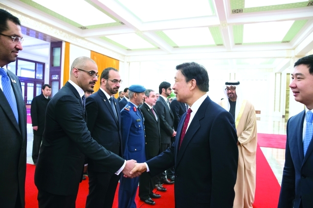 "■ نائب الرئيس الصيني مصافحاً خالد بن محمد بن زايد"