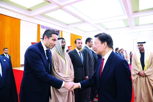 "■ نائب الرئيس الصيني مصافحاً خلدون المبارك"