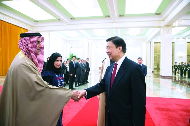 "■ لي تشاو مصافحاً سيف بن زايد"