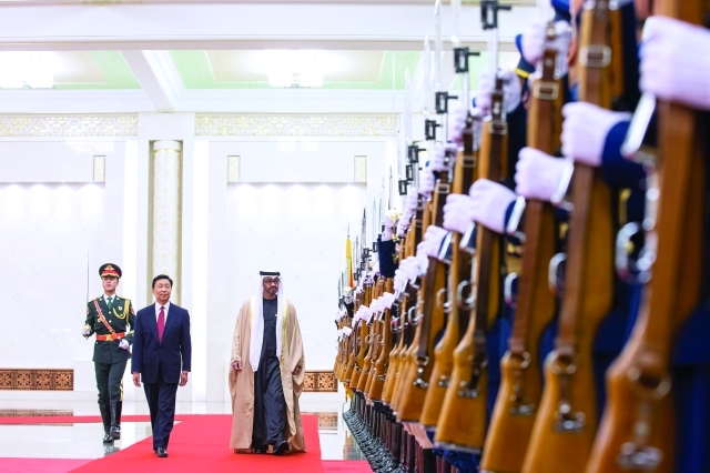 "■ سموه ونائب الرئيس الصيني يستعرضان حرس الشرف"